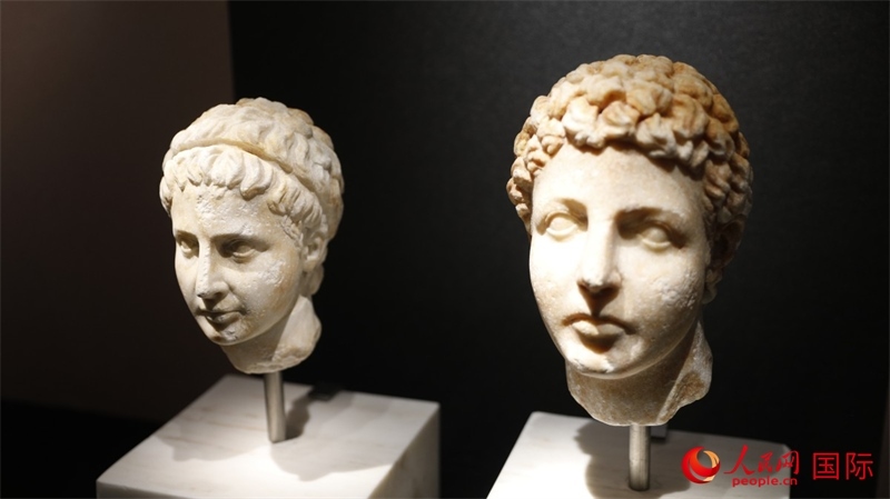 兄弟大理石頭像。4月14日，來自希臘伊拉克利翁考古博物館的文物在故宮博物院展出。（人民網(wǎng) 張澤宇攝）