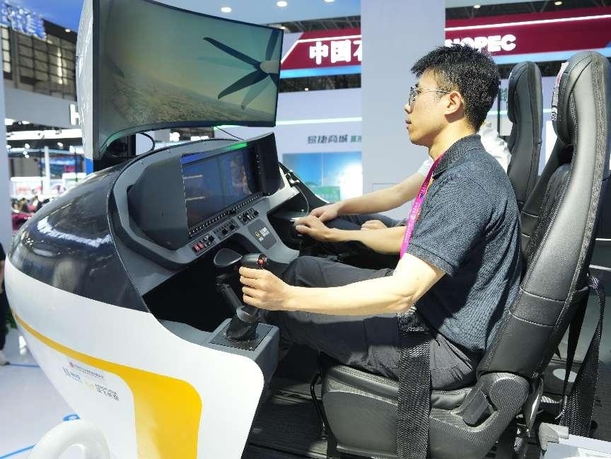 記者體驗低空經(jīng)濟的應用消費場景。人民網(wǎng)記者 張力洋攝