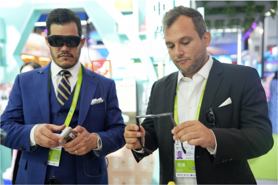 觀展嘉賓體驗科技消費新產(chǎn)品。中國國際消費品博覽會組委會網(wǎng)上新聞中心供圖