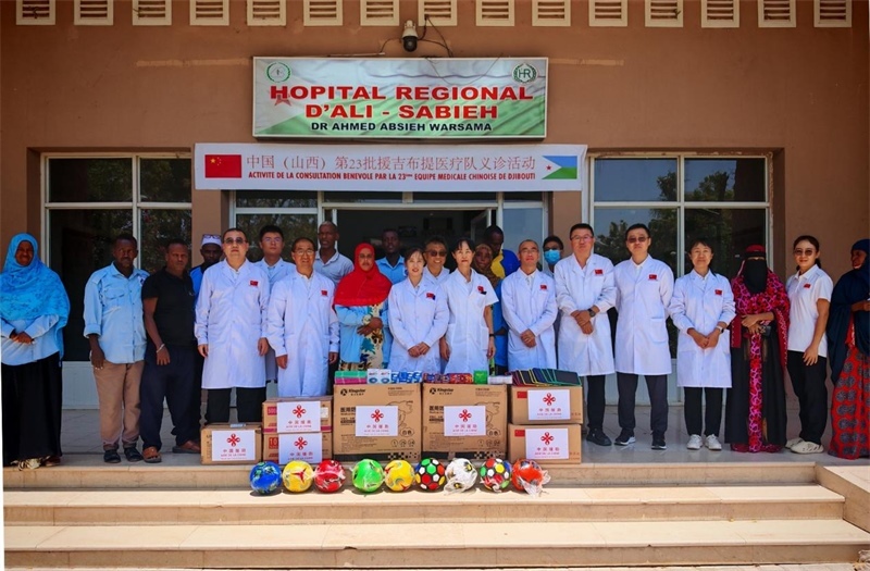 中國（山西）第23批援吉布提醫(yī)療隊在當?shù)亻_展義診，并捐贈一批急需藥品。中國（山西）第23批援吉布提醫(yī)療隊供圖
