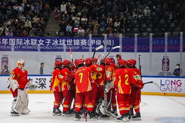 中國隊(duì)球員慶祝勝利。圖片來源：中國冰球協(xié)會