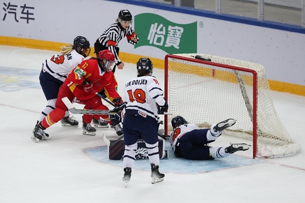 中國隊(duì)球員曲樂(左二)破門得分。圖片來源：中國冰球協(xié)會 此役中國隊(duì)首發(fā)陣容是詹佳慧、于柏巍、孔明會、趙啟男、曲樂、方新。比賽進(jìn)行至2分43秒，荷蘭隊(duì)率先取得進(jìn)球，1:0領(lǐng)先。失球后的中國隊(duì)打得更加積極主動，多次獲得射門機(jī)會，但可惜沒有破門得分。 第二節(jié)39分34秒，中國隊(duì)曲樂在王佳欣和孔明會的助攻下破門，將比分扳平，這也是中國隊(duì)在本屆賽事中取得的首個進(jìn)球。 末節(jié)43分42秒，荷蘭隊(duì)球員勾人犯規(guī)，被判罰任意球。中國隊(duì)張夢瑩執(zhí)行并打進(jìn)，2:1反超比分。最后階段，荷蘭隊(duì)撤下守門員，場上6人進(jìn)攻但未能進(jìn)球。最終，中國隊(duì)以2:1逆轉(zhuǎn)戰(zhàn)勝對手，取得本屆世錦賽首場勝利。 在昨日進(jìn)行的另外兩場比賽中，奧地利隊(duì)3:2力克斯洛伐克隊(duì)，法國隊(duì)2:1戰(zhàn)勝丹麥隊(duì)。三輪比賽過后，奧地利隊(duì)三戰(zhàn)全勝領(lǐng)跑積分榜，斯洛伐克隊(duì)和法國隊(duì)2勝1負(fù)分列二、三位，丹麥隊(duì)和中國隊(duì)1勝2負(fù)排在四至五位，荷蘭隊(duì)三戰(zhàn)皆負(fù)積分墊底。