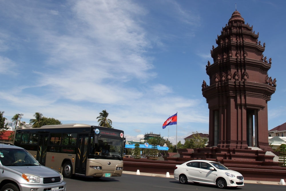 2018年1月5日，在柬埔寨金邊，一輛中國援助的“宇通”公交車經(jīng)過獨立紀(jì)念碑。