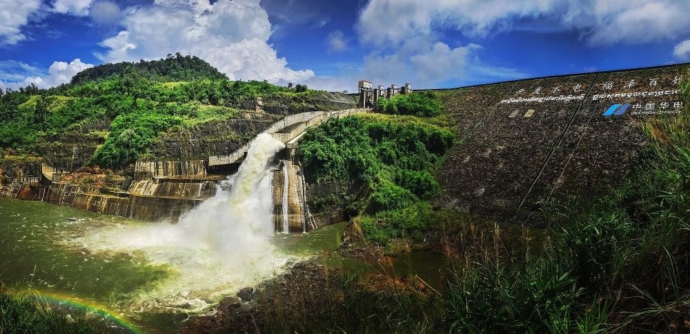 2018年6月22日在柬埔寨戈公省拍攝的中國援柬額勒賽水電站上大壩。