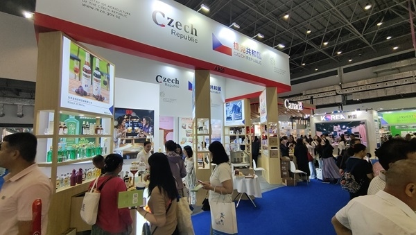 觀展者在各國展臺采購、咨詢。人民網(wǎng)記者 李彤?dāng)z