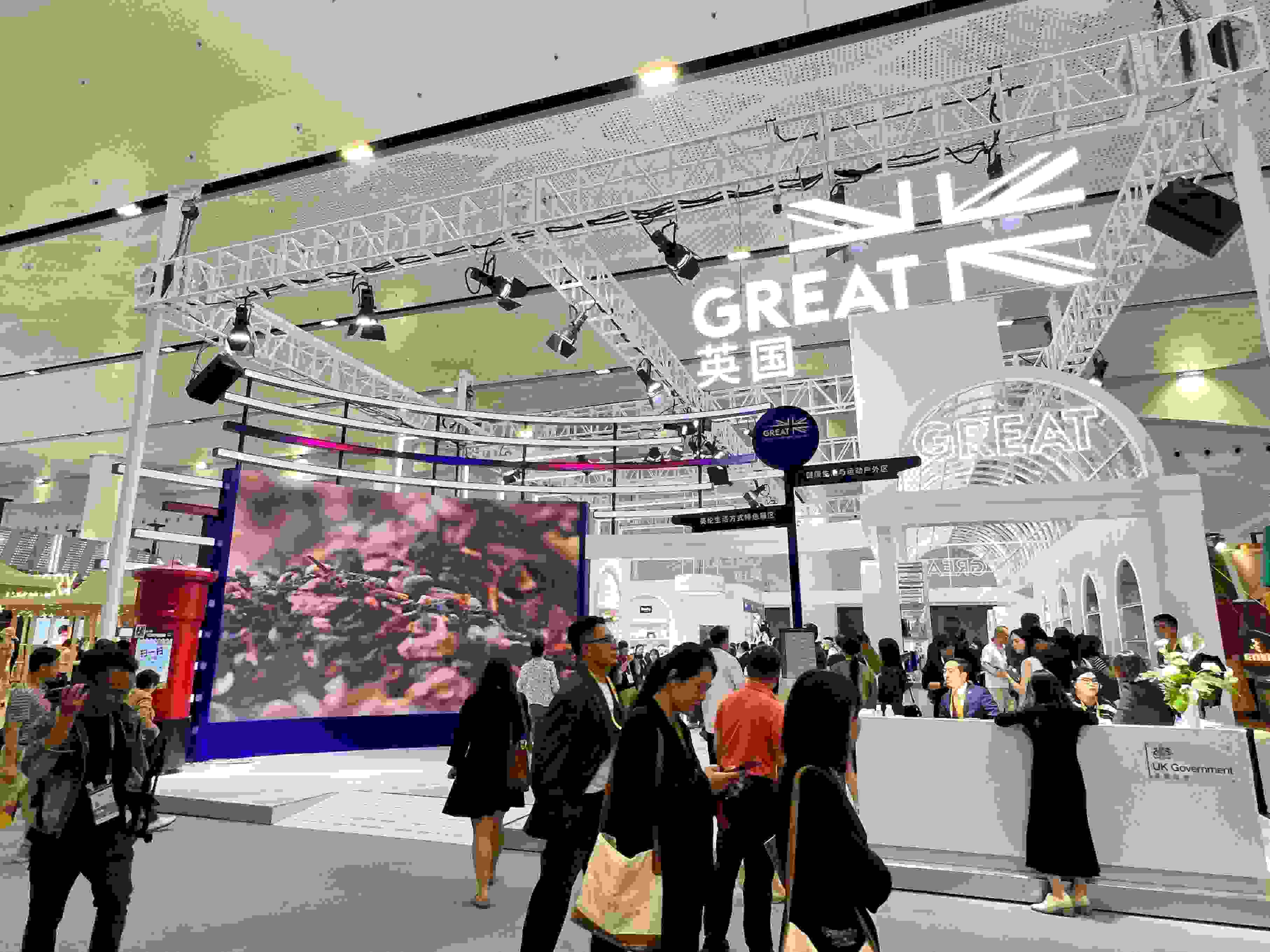 在消博會上，主賓國英國國家館開館。人民網(wǎng)記者 趙瞳攝