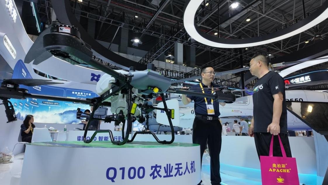 低空經(jīng)濟展區(qū)展出的農(nóng)業(yè)無人機裝備。人民網(wǎng) 歐陽易佳攝
