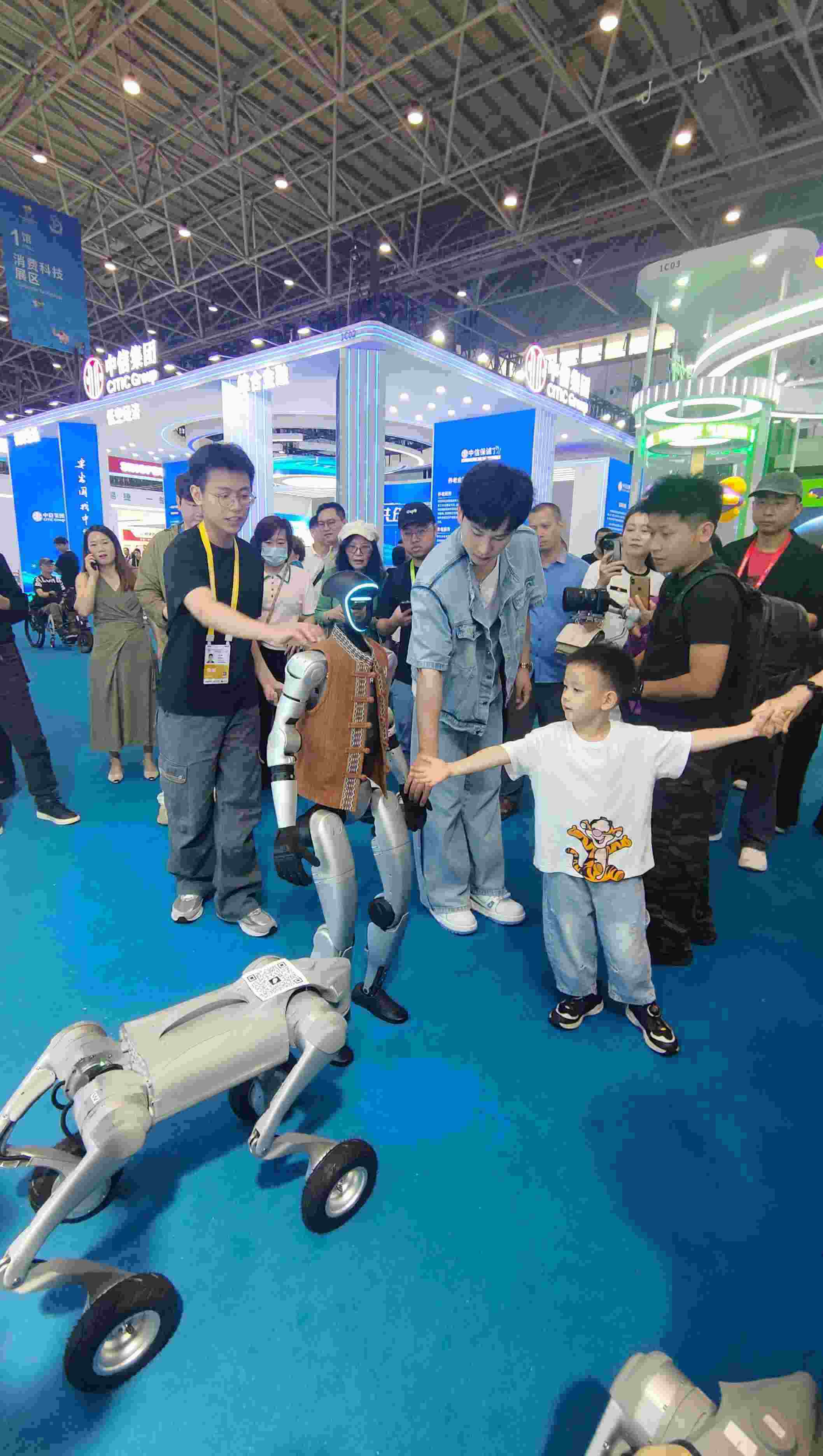 消博會現(xiàn)場，機器人等科技消費產(chǎn)品吸引觀展者駐足。人民網(wǎng)記者 李彤?dāng)z
