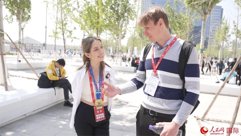 墨西哥的參賽選手阿蘭薩蘇?巴燕（左）與瑞士選手喬文韜。人民網(wǎng)記者 袁蒙攝