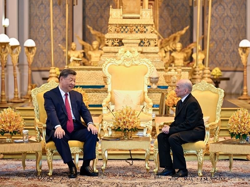 4月17日，柬埔寨國(guó)王西哈莫尼同習(xí)近平主席在金邊王宮舉行會(huì)見(jiàn)。