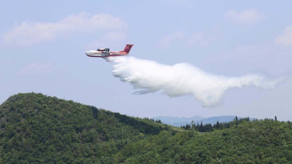 AG600飛機(jī)在四川西昌開展典型滅火場(chǎng)景驗(yàn)證試飛科目（2023年6月攝）。新華社發(fā)（中國(guó)航空工業(yè)集團(tuán)供圖）