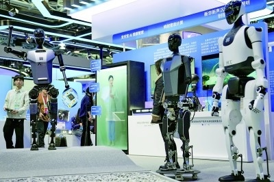 3月27日，在中關(guān)村展示中心常設(shè)展上，人形機(jī)器人“天工”向參觀者招手示意。新華社記者 鞠煥宗攝