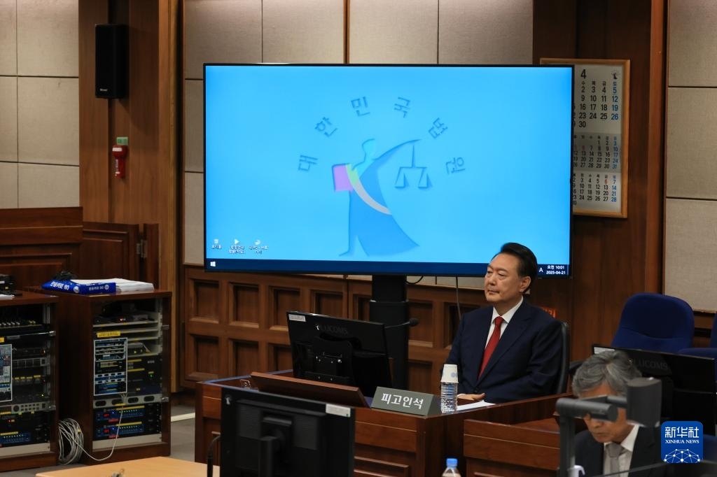 4月21日，尹錫悅在韓國首爾中央地方法院出席庭審。新華社/紐西斯通訊社