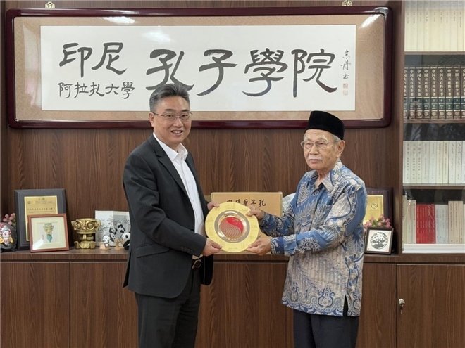 雙方交換禮物。活動主辦方供圖