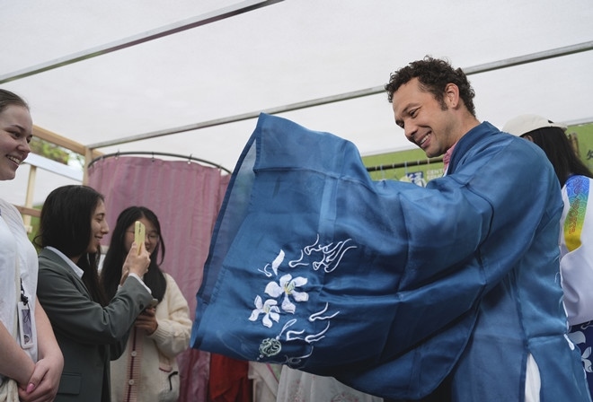 外國青年試穿漢服。中外語言交流合作中心供圖