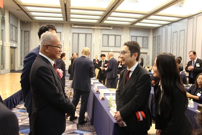 與會嘉賓熱切交流。中國駐福岡總領(lǐng)館供圖