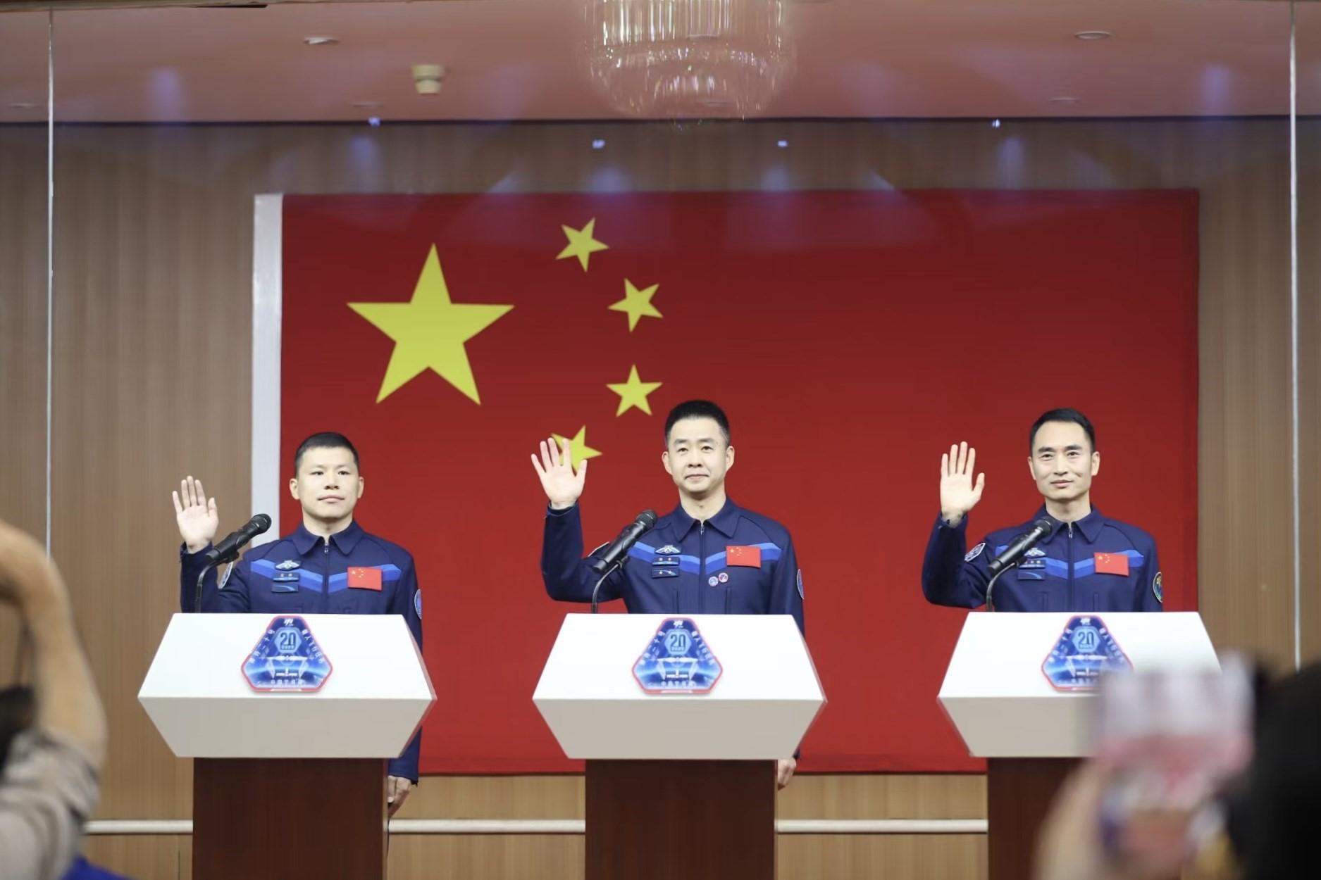 4月23日，神舟二十號航天員乘組在酒泉衛(wèi)星發(fā)射中心問天閣與中外媒體記者集體見面。人民網(wǎng)記者 黃帆攝