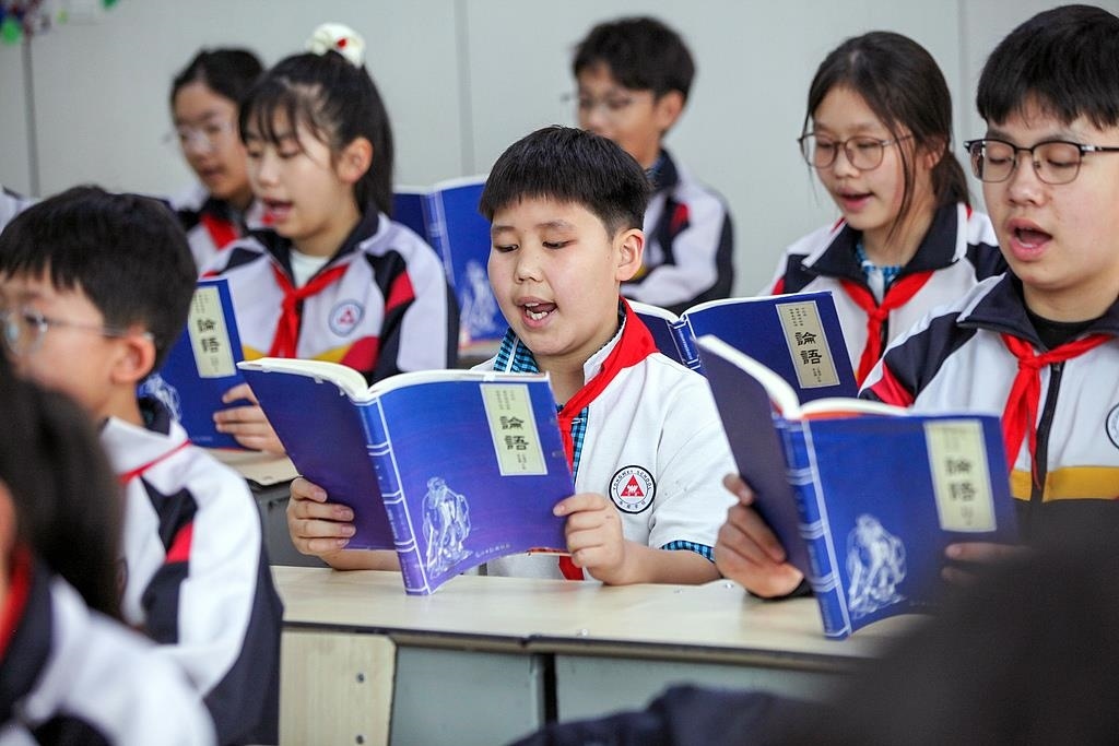 △2025年4月21日，河南焦作，學生們在誦讀《論語》。