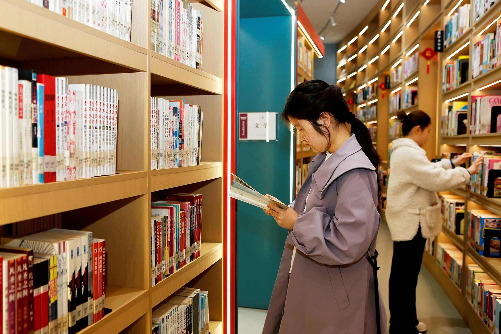 △2025年3月29日，讀者在山西臨汾市襄汾縣圖書館閱讀。