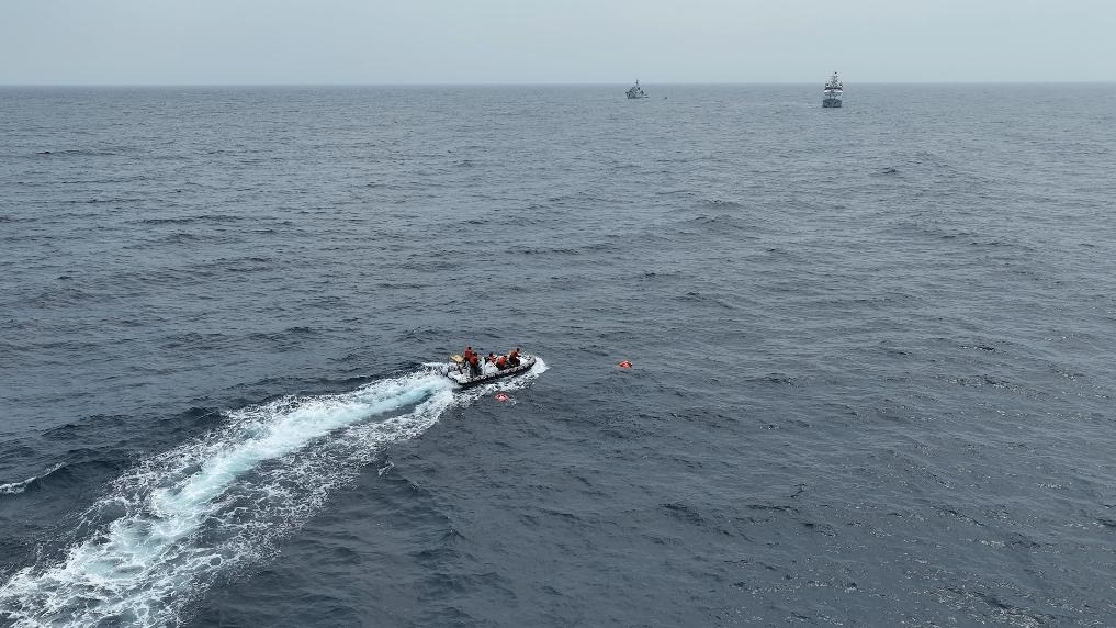4月23日，中越海警開(kāi)展海上聯(lián)合搜救演練，模擬營(yíng)救落水人員。（中國(guó)海警供圖）