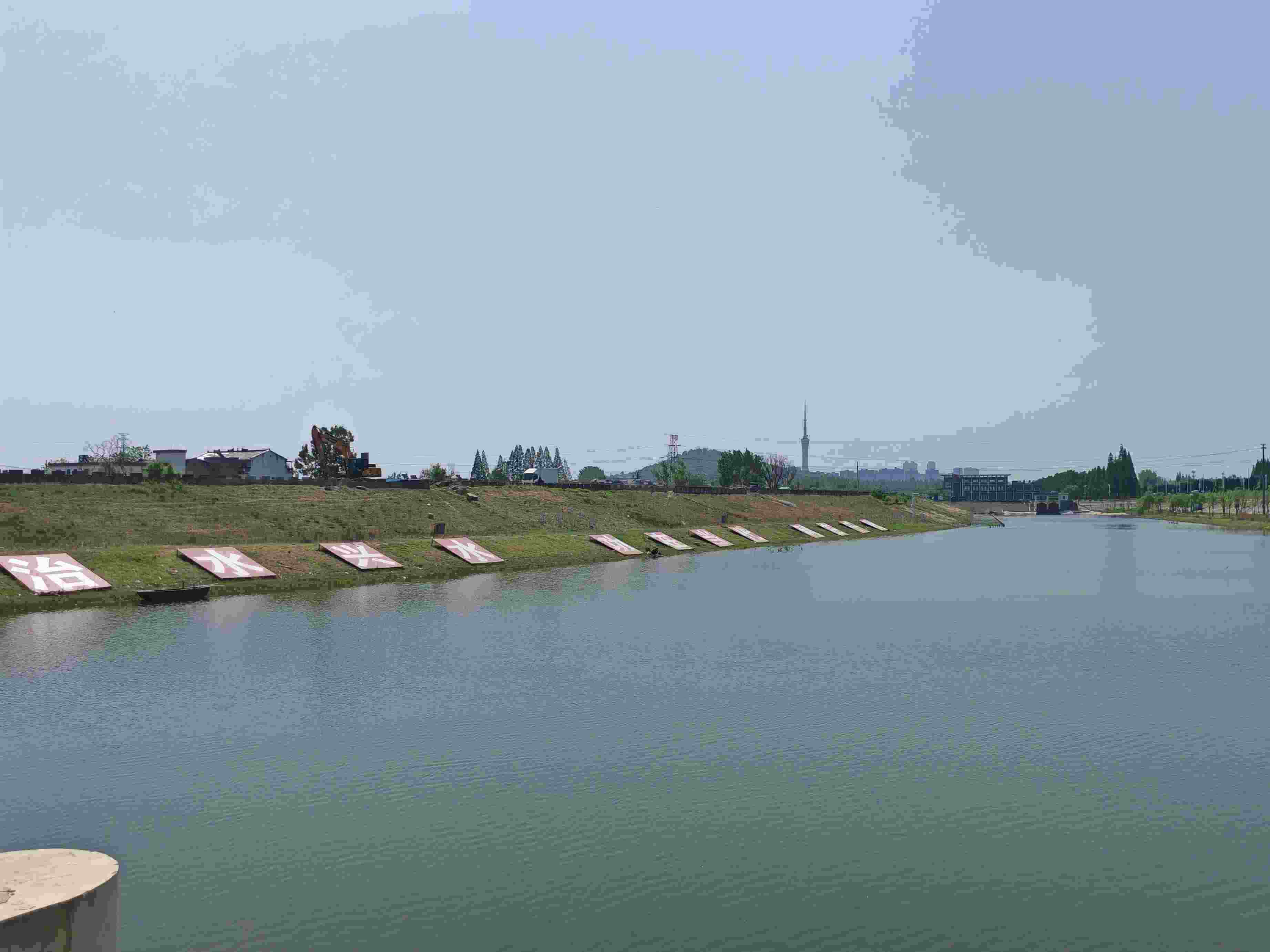 在龍子湖樞紐上眺望靚麗的淮河美景。人民網(wǎng)記者 王子鋒攝