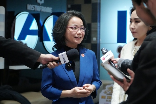 沈敏娟大使接受中蒙主流媒體采訪。中國駐蒙古國使館供圖