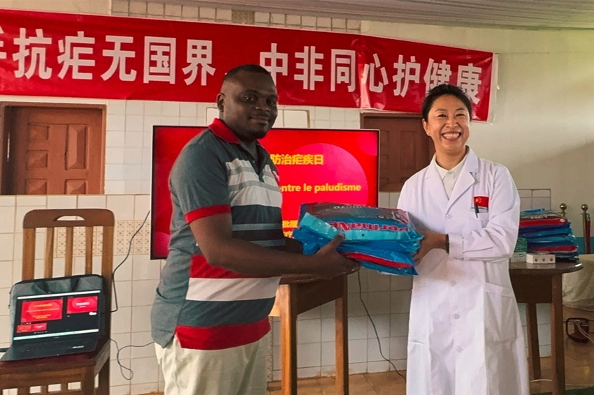 【3】贈送抗瘧物資。中國（山西）第24批援喀麥隆姆巴爾馬尤醫(yī)療隊 供圖