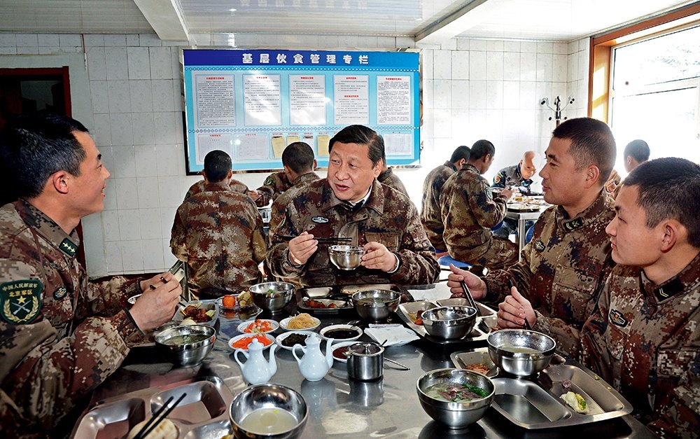 2014年1月26日，習近平主席專程來到內(nèi)蒙古軍區(qū)邊防某部，親切看望慰問戍邊官兵。這是在連隊食堂，習近平主席同戰(zhàn)士們一起用餐。