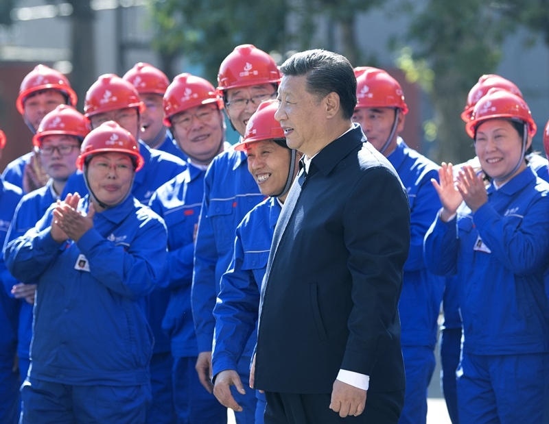 2018年9月26日，在中國一重集團，習近平總書記走到工人中間，同大家親切交流。