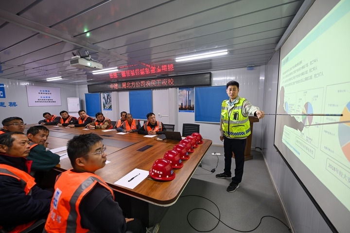 2024年11月13日，在中建二局北方公司天津項目部，工程技術人員為勞動者開展技能培訓。新華社記者 孫凡越 攝