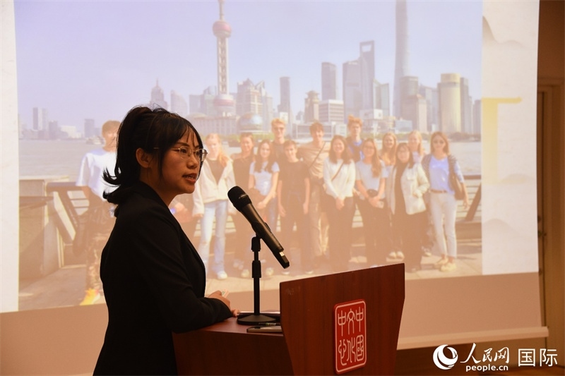 斯德哥爾摩考試中心經(jīng)理陳曦介紹“漢語水平考試”情況。人民網(wǎng)記者 殷淼攝