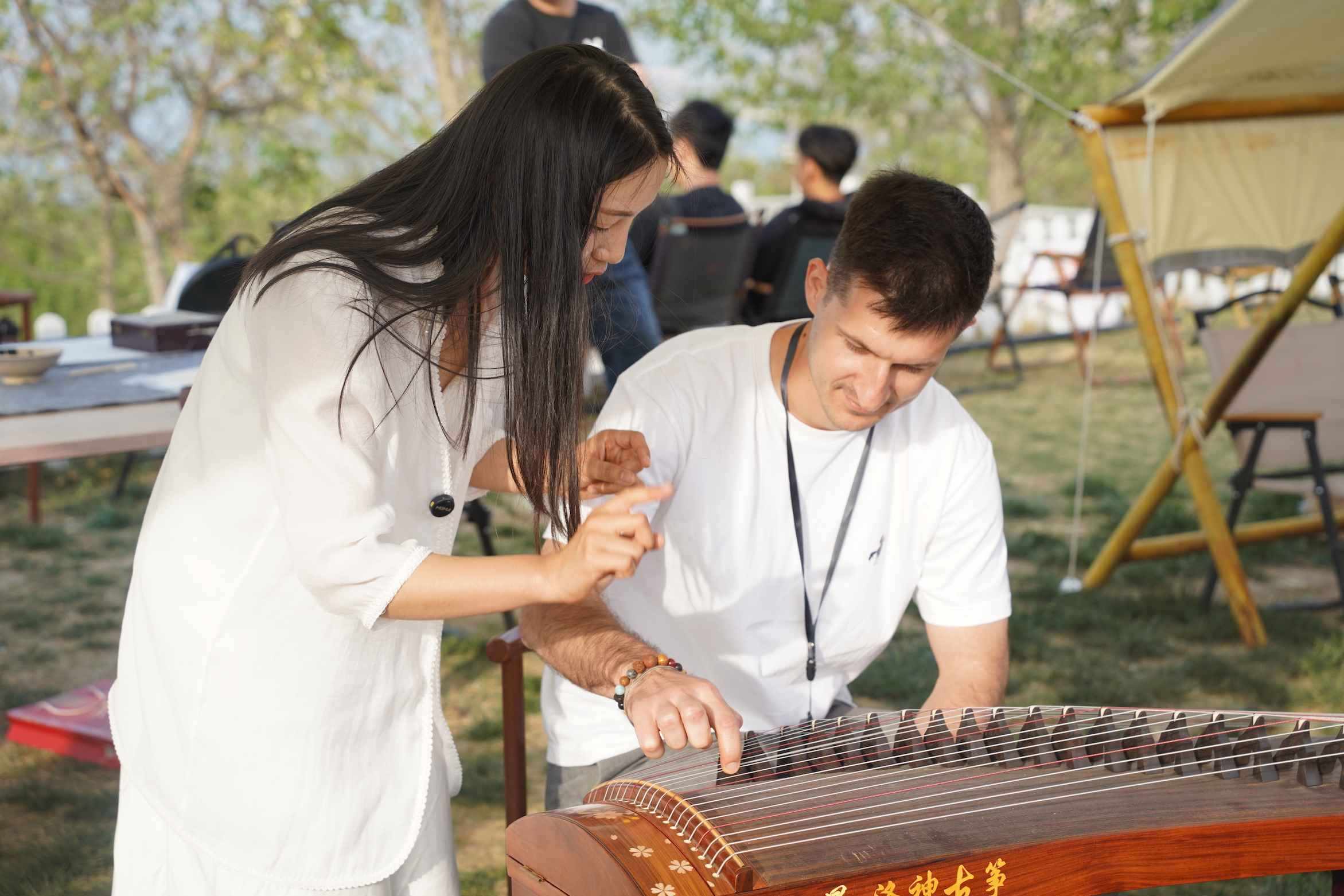 外媒體記者古箏體驗(yàn)。主辦方供圖