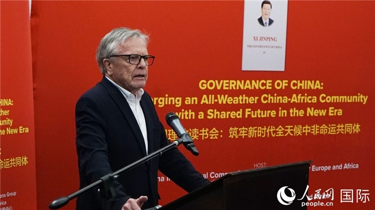 南非前駐日本、西班牙、馬達(dá)加斯加大使、浙江師范大學(xué)非洲研究院資深研究員赫特·赫羅布勒在讀書會上發(fā)言。人民網(wǎng) 劉暢攝