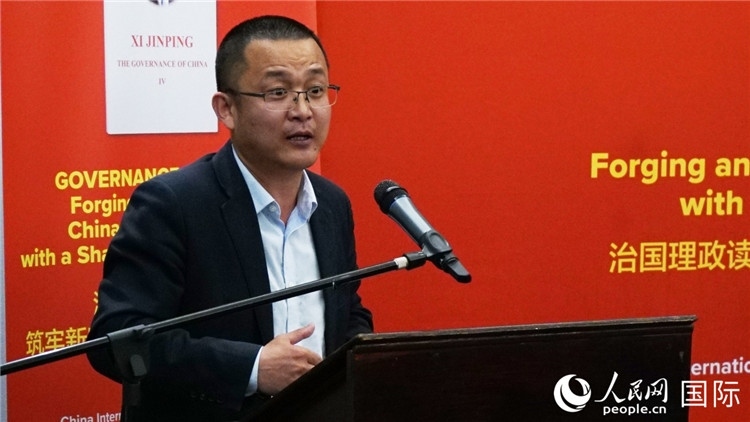 中非青年婦女協(xié)會主席、南非大學(xué)教授秦效順在讀書會上發(fā)言。人民網(wǎng) 劉暢攝