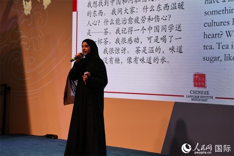 第四屆“阿聯(lián)酋眼中的中國”中文比賽上，一位阿聯(lián)酋漢語學習者與觀眾分享對中國茶文化的思考。人民網(wǎng)記者 張志文攝