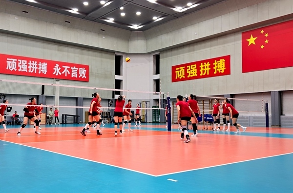 4月28日，中國女排在主教練趙勇的帶領(lǐng)下進(jìn)行訓(xùn)練。人民網(wǎng)記者 胡雪蓉?cái)z