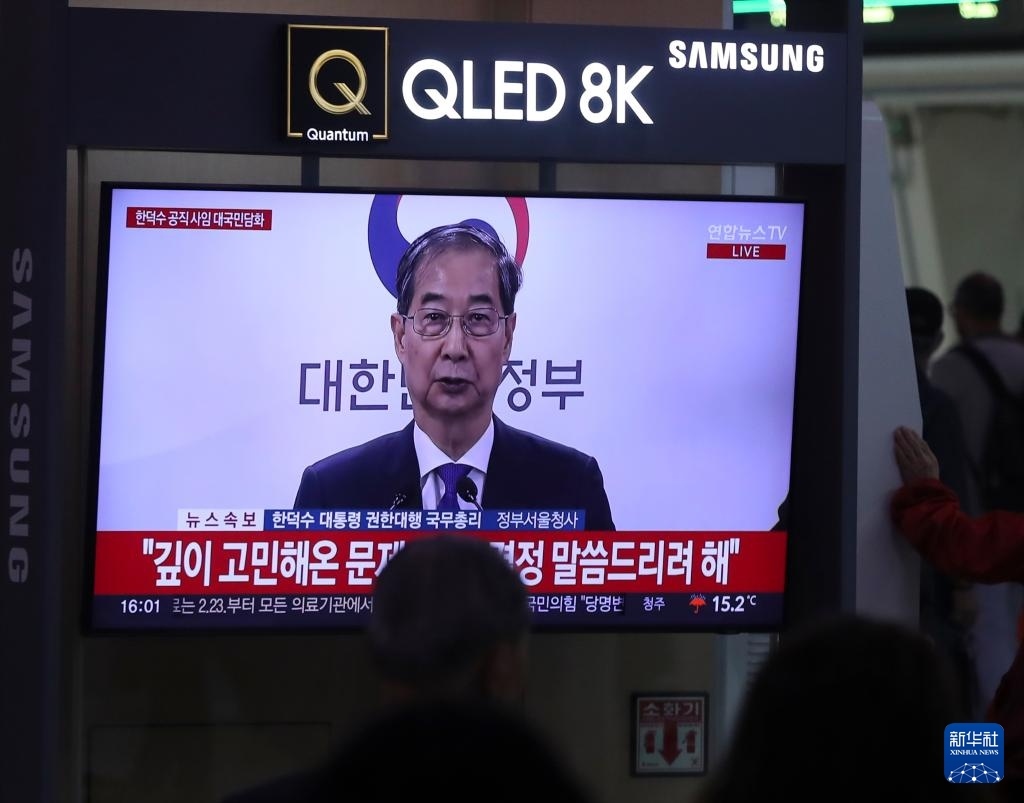 5月1日，在韓國首爾火車站，民眾觀看韓德洙辭職的新聞。新華社記者 姚琪琳 攝