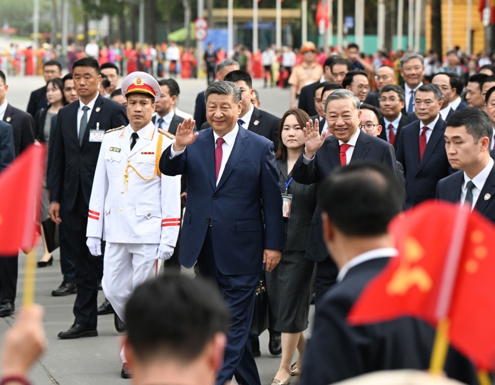 4月14日，中共中央總書(shū)記、國(guó)家主席習(xí)近平抵達(dá)河內(nèi)對(duì)越南進(jìn)行國(guó)事訪問(wèn)。當(dāng)日下午，越共中央總書(shū)記蘇林為習(xí)近平舉行隆重歡迎儀式。這是歡迎儀式后，習(xí)近平和蘇林一同步行前往越共中央駐地舉行會(huì)談時(shí)，向歡迎人群揮手致意。新華社記者 張領(lǐng) 攝