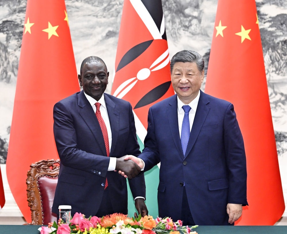 4月24日上午，國(guó)家主席習(xí)近平在北京人民大會(huì)堂同來(lái)華進(jìn)行國(guó)事訪問(wèn)的肯尼亞總統(tǒng)魯托舉行會(huì)談。這是習(xí)近平同魯托握手。新華社記者 岳月偉 攝