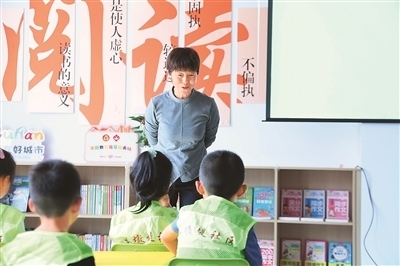 田桂月帶領(lǐng)孩子共讀繪本《點(diǎn)》。李澤罡攝