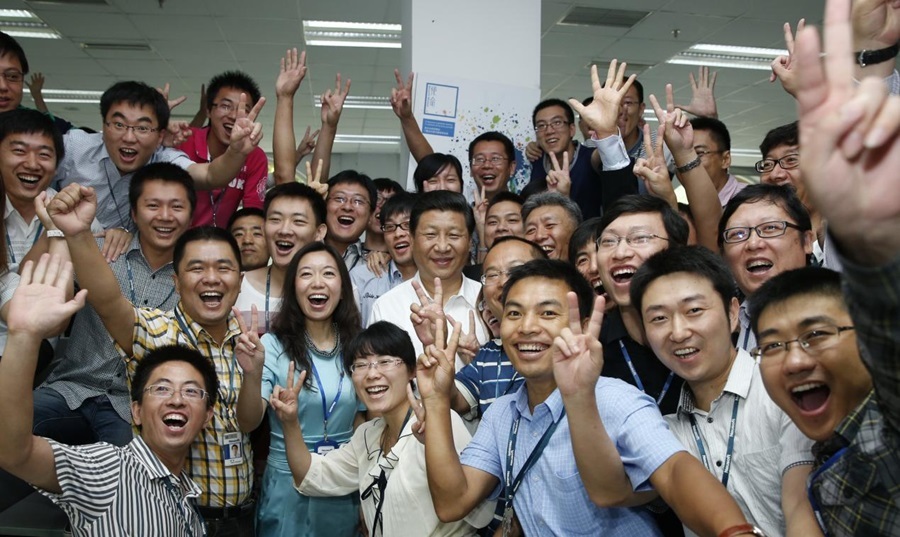 2013年8月29日，習(xí)近平總書記在東軟集團(tuán)（大連）有限公司同年輕員工親切合影。新華社記者 鞠鵬 攝