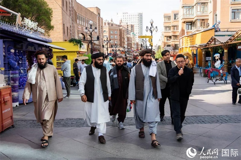 代表團(tuán)在新疆國際大巴扎參觀。人民網(wǎng)記者 章凱風(fēng)攝