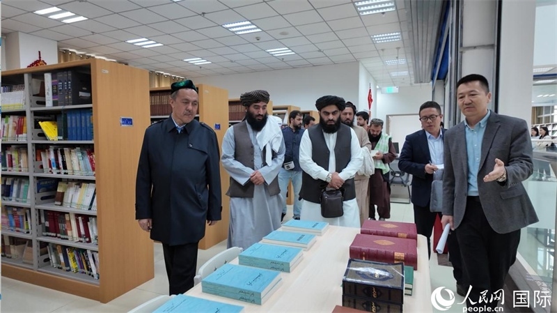 代表團(tuán)在新疆伊斯蘭教經(jīng)學(xué)院圖書館參觀。人民網(wǎng)記者 章凱風(fēng)攝