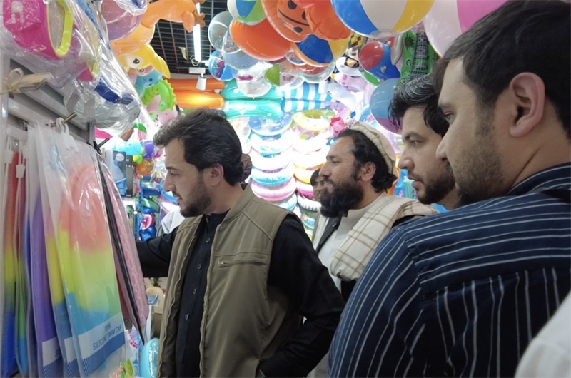 代表團(tuán)在義烏國際商貿(mào)城參觀。CGTN記者 楊剛攝