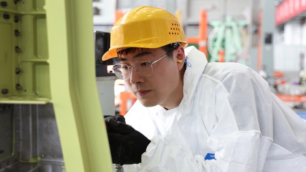 在中國航空工業(yè)集團(tuán)成飛車間內(nèi)，飛機(jī)鉚裝鉗工首席操作技師馮攀龍正在工作。（新華社發(fā)）