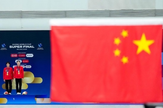 5月2日，獲得2025年跳水世界杯總決賽女子雙人10米臺(tái)冠軍的中國(guó)組合陳芋汐（右）/全紅嬋在頒獎(jiǎng)儀式上。新華社記者 鞠煥宗 攝