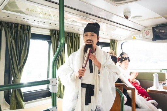 身著古裝的“伴游”在“長安尋夢”主題觀光車上為游客講解。（受訪者供圖）