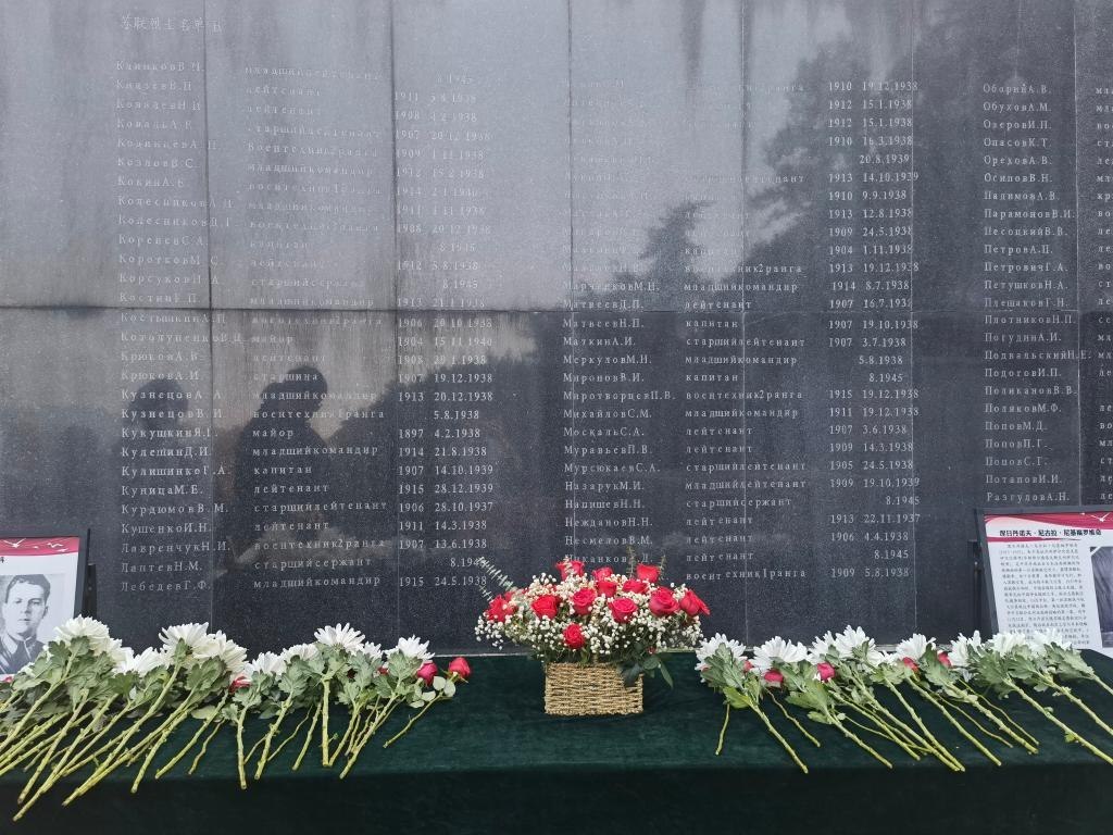 在南京抗日航空烈士紀(jì)念館鐫刻有蘇聯(lián)籍抗日航空英烈名錄的紀(jì)念碑前，擺放著人們獻(xiàn)上的鮮花（2024年11月22日攝）。新華社記者 邱冰清 攝