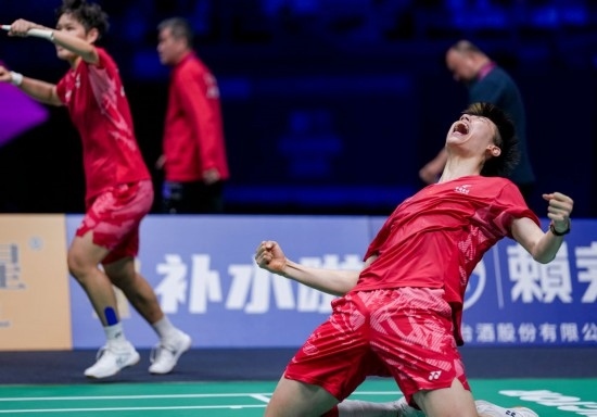 5月3日，中國隊組合馮彥哲（右）/黃東萍在半決賽混雙比賽后慶祝。新華社記者 孫非 攝