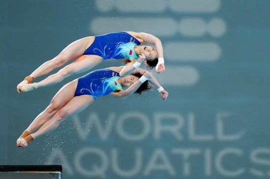 5月2日，陳芋汐（上）/全紅嬋在比賽中。新華社記者 鞠煥宗 攝